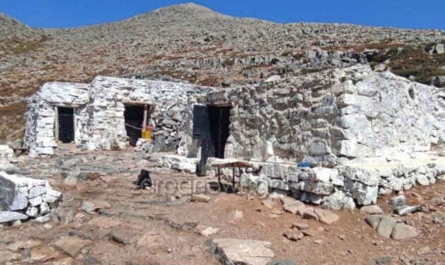 Ο Κρητικός κτηνοτρόφος που ζει σε μιτάτο με… Wi-Fi στα 1.800 μέτρα!