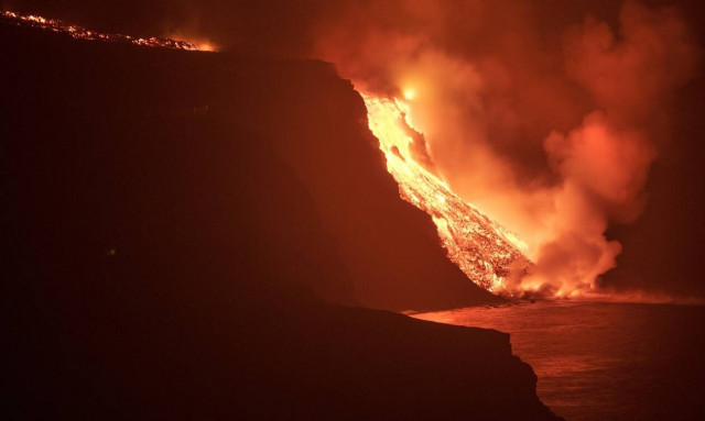 Ισπανία: Στον ωκεανό η λάβα του ηφαιστείου στα Κανάρια - Ανησυχία για την έκλυση τοξικών αερίων