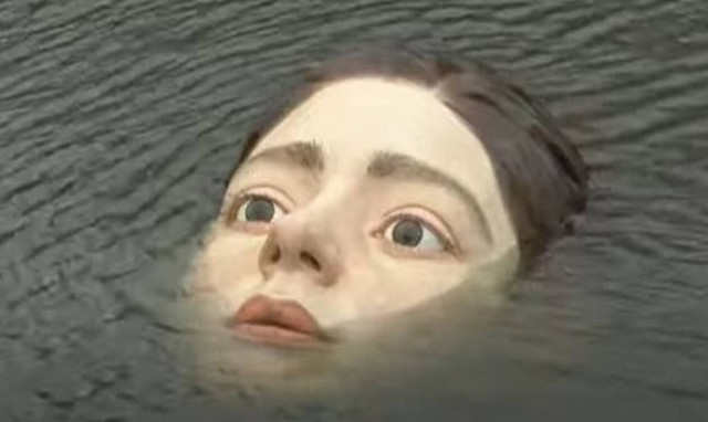 Αντιδράσεις από το άγαλμα κοριτσιού που πνίγεται στην Ισπανία λόγω της κλιματικής αλλαγής