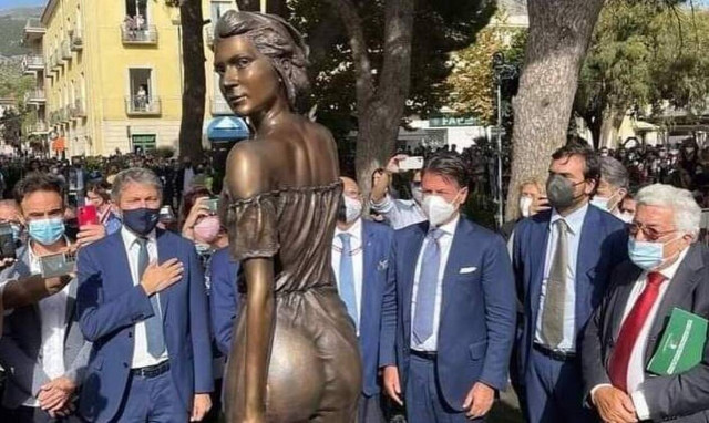 Σάλος στην Ιταλία από το «γυμνό» άγαλμα για ποίημα του 19ου αιώνα