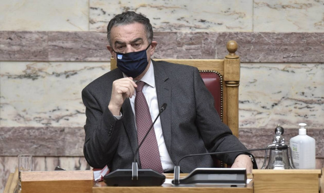 Γκάφα Αθανασίου: Τον «πρόδωσαν» τα ανοιχτά μικρόφωνα και ακούστηκε να μιλάει για τσίπουρα