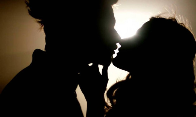 GNTM 4: Τα «καυτά» φιλιά Ισμήνης Παπαβλασοπούλου - Γιώργου Καράβα (video)