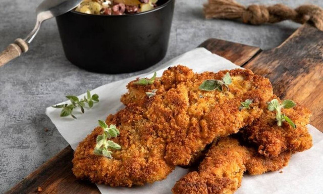 Εύκολη συνταγή για σνίτσελ κοτόπουλο από τον Άκη Πετρετζίκη