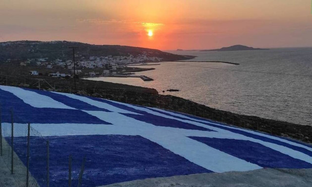 Η επιβλητική γαλανόλευκη που δεσπόζει στη νήσο της Κάσου έγινε με τη στήριξη της Vechro