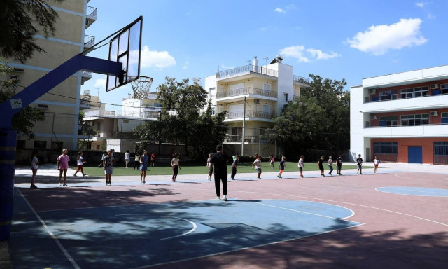 Κρούσματα σήμερα: Ανησυχία για τον κορονοϊό στα παιδιά – Χρειάζεται μόλις 15’’ για να μεταδοθεί