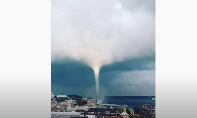 Γερμανία: Υδροστρόβιλος εκσφενδονίζει ανθρώπους απο βάρκες στο λιμάνι του Κιέλου - (Vid)