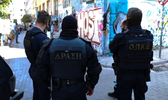 Μεγάλη επιχείρηση «κομάντο» του Λιμενικού για ναρκωτικά σε μάντρα Ι.Χ. στο Αιγάλεω