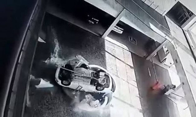 Τρομακτικό ατύχημα στη Βραζιλία: Αυτοκίνητο καταπλάκωσε 19χρονη σε έκθεση – Το βίντεο σοκάρει