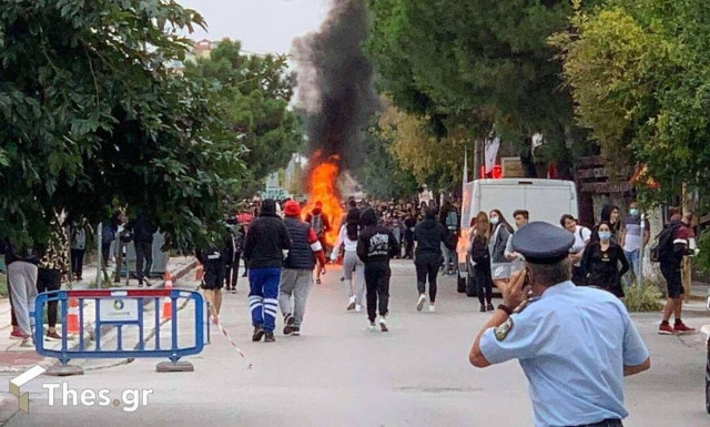 Νέα επεισόδια στη Θεσσαλονίκη: Φωτιές έξω από το ΕΠΑΛ Ευόσμου