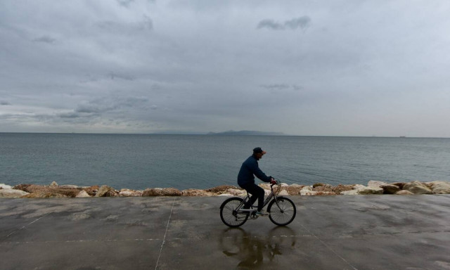 Καιρός: Πέμπτη με βροχές, θυελλώδεις ανέμους και νέα πτώση της θερμοκρασίας
