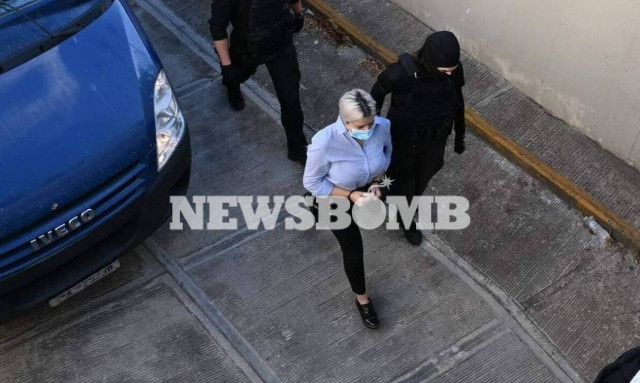 Δίκη για βιτριόλι: Στο δικαστήριο η κατηγορούμενη για την επίθεση, Έφη Κακαράντζουλα -Η πρώτη εικόνα