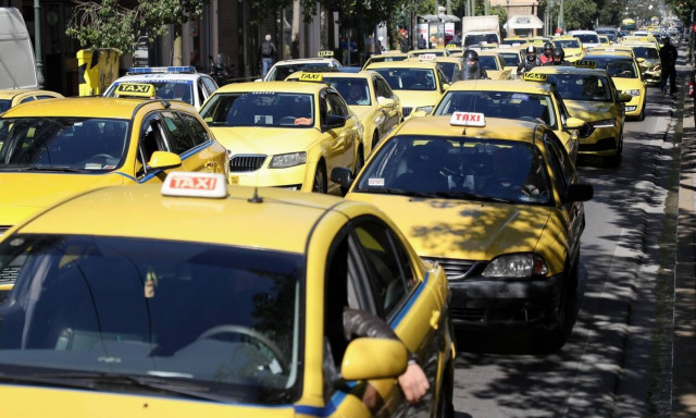 Άγριος ξυλοδαρμός 30χρονης από τον σύζυγό της μέσα σε ταξί: Της έσπασε τα πλευρά (vid)