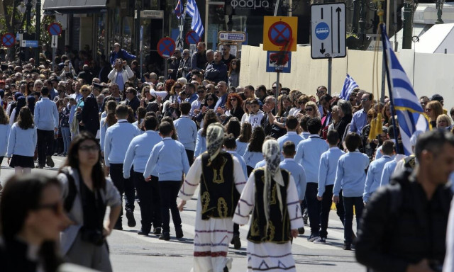 Τελικά όλη η Ελλάδα έχει την απορία αν κοροϊδευόμαστε με το θέμα των παρελάσεων