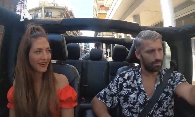 The Bachelor: «Η Ακρόπολη τι χρώμα είναι; Μένει κανείς εκεί; Έχει παράθυρα;» (video)