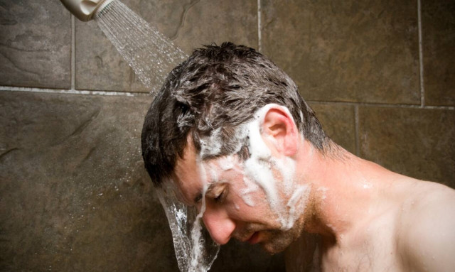 Μήπως καταστρέφεις τα μαλλιά σου όταν λούζεσαι και δεν το καταλαβαίνεις;