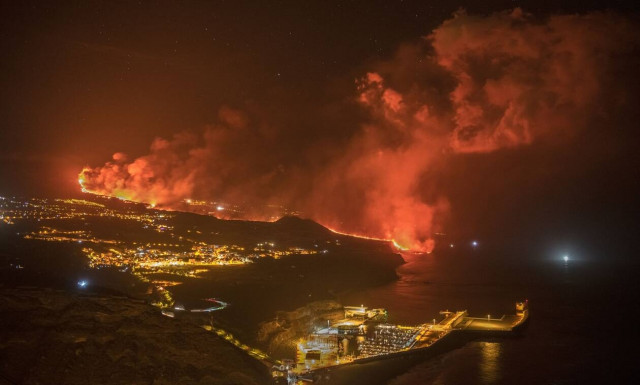 Kανάρια Νησιά: Η λάβα από το ηφαίστειο διπλασίασε το μέγεθος της χερσονήσου - Συγκλονιστικές εικόνες
