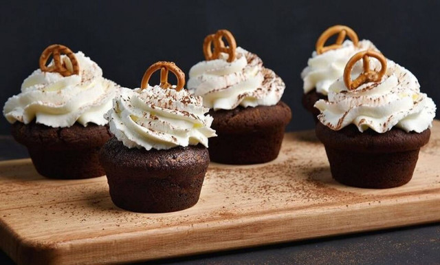 Άκης Πετρετζίκης: Συνταγή για λαχταριστά cupcakes με καφέ