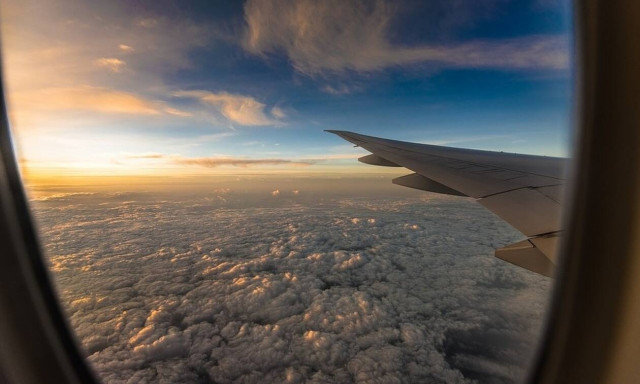 Αγγλία: Πανικός κατά την προσγείωση αεροπλάνου – Στις φλόγες ο κινητήρας (vid)