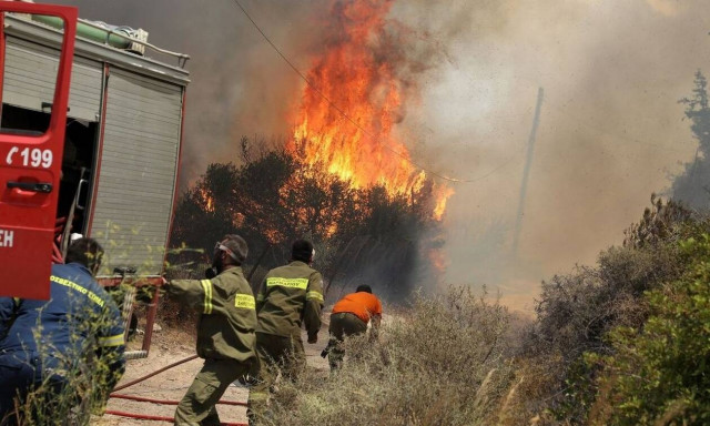 Φωτιά ΤΩΡΑ στο αεροδρόμιο Αράξου
