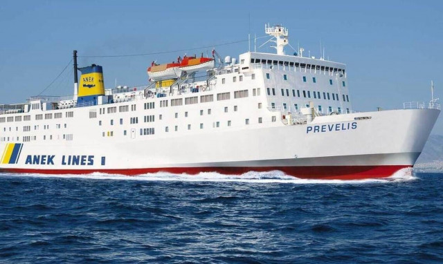 Σαντορίνη: Οδύσσεια για τους επιβάτες του πλοίου «Πρέβελης» που προσέκρουσε στο λιμάνι του Αθηνιού