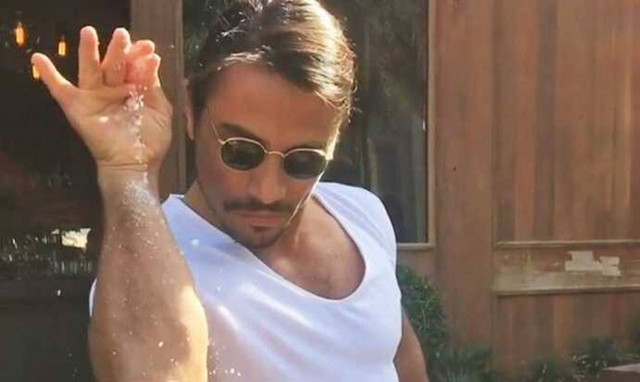 Τρολάρουν τον Salt Bae για τις τιμές στο νέο εστιατόριό του: «Πρέπει να πουλήσω το νεφρό μου»