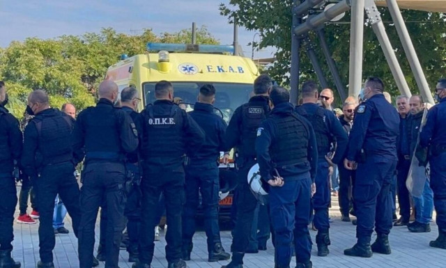 Λάρισα: Ένταση στον Άγιο Αχίλλειο, όπου πραγματοποιούνται εμβολιασμοί - Η κίνηση του Μητροπολίτη