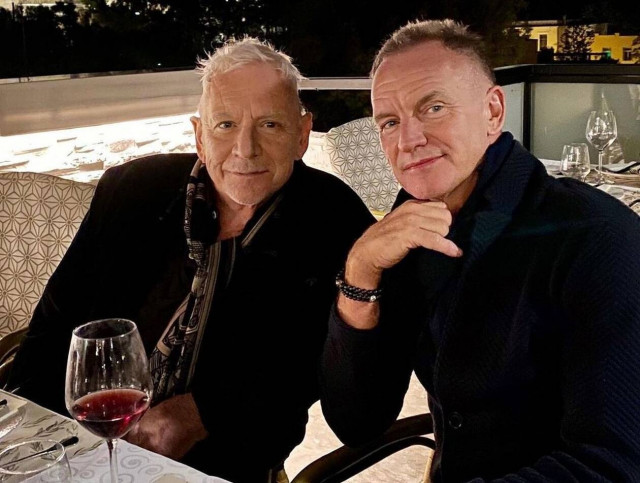 Sting και Έρικ Μπάρντον ποζάρουν με φόντο την Ακρόπολη