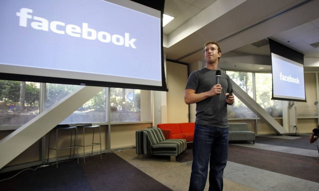 Επανέρχεται σταδιακά το Facebook - Αγώνας δρόμου για Instagram και WhatsApp