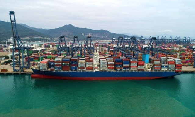 «Ουρές» κάνουν τα πλοία με κοντέινερ στα λιμάνια