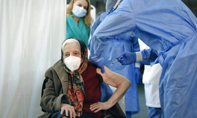 Ισπανία - Κορονοϊός: Εγκρίθηκε η χορήγηση αναμνηστικής δόσης για τους ηλικιωμένους άνω των 70 ετών