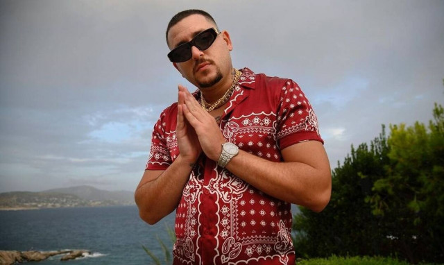 Mad Clip: Συγγενείς και φίλοι αναζητούν εκείνον που τράβηξε τη φωτογραφία από το νεκροτομείο