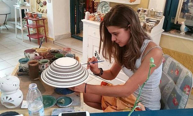 Εμμανουέλα Μακρή: «Πλάθοντας» μια τέχνη χαμένη στον χρόνο - Η βαριά οικογενειακή παράδοση 100 χρόνων