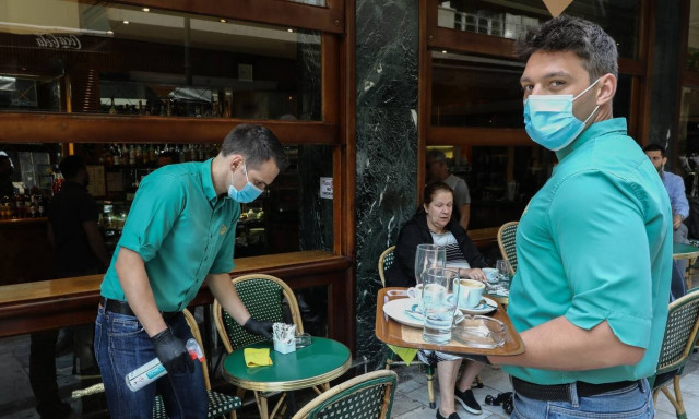 Τέλος τα μίνι lockdown: Αυτές είναι οι νέες ελευθερίες για τους πλήρως εμβολιασμένους