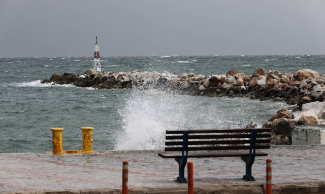 Ships to Zakynthos, Cephalonia to remain docked due to strong winds