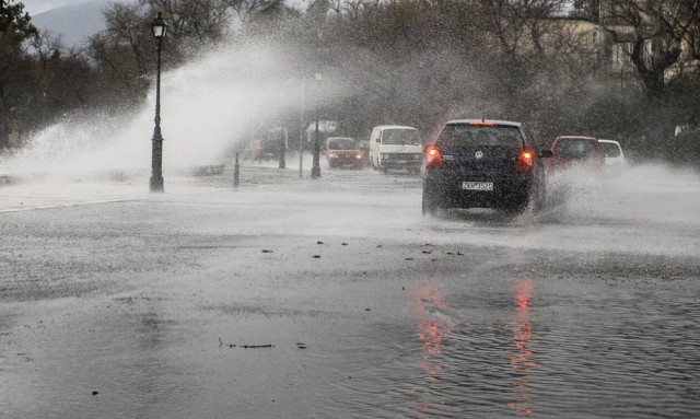 Καιρός: Η «Αθηνά» συνεχίζει να «σφυροκοπά» την Κέρκυρα – Προβλήματα στο οδικό δίκτυο