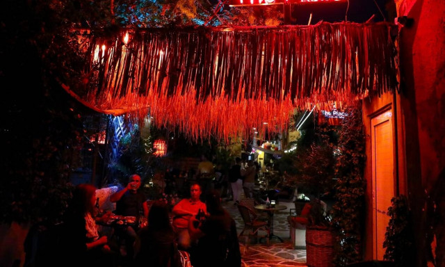 Νέα μέτρα: Με ενστάσεις των ειδικών η ελευθερία για τους εμβολιασμένους σε εστίαση και ψυχαγωγία