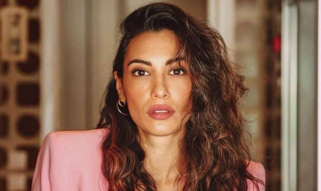 Σασμός: Η «Στέλλα» πόζαρε... ως νύφη και όλοι έμειναν άφωνοι (pic)