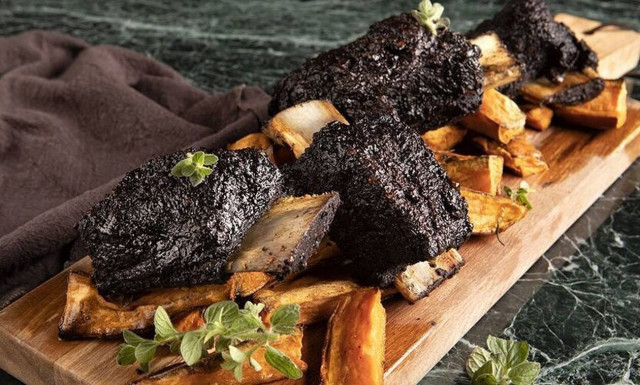 Μοσχαρίσια ribs με κακάο - Πεντανόστιμη συνταγή από τον Άκη Πετρετζίκη