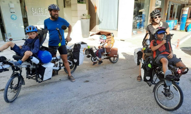 Κρήτη: Ζευγάρι Γάλλων με 3 παιδιά γυρίζουν την Ευρώπη με ποδήλατα!