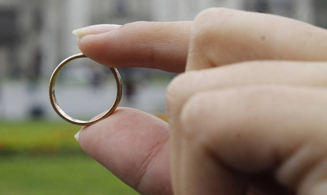 Λάρισα: Πυροσβέστες της αφαίρεσαν τη βέρα για να της σώσουν το δάχτυλο