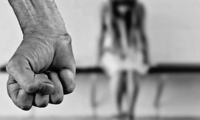 Βόλος: Την έσυρε από τα μαλλιά και την ξυλοκόπησε μπροστά στα μάτια του παιδιού τους