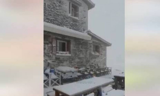 Κακοκαιρία «Αθηνά» –Χιόνισε στον Όλυμπο: Εντυπωσιακές εικόνες με το βουνό των θεών ντυμένο στα λευκά