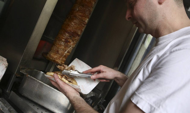 Είδος… πολυτελείας το σουβλάκι: Σε ποιες περιοχές ξεπεράσει ακόμα και τα 3 ευρώ