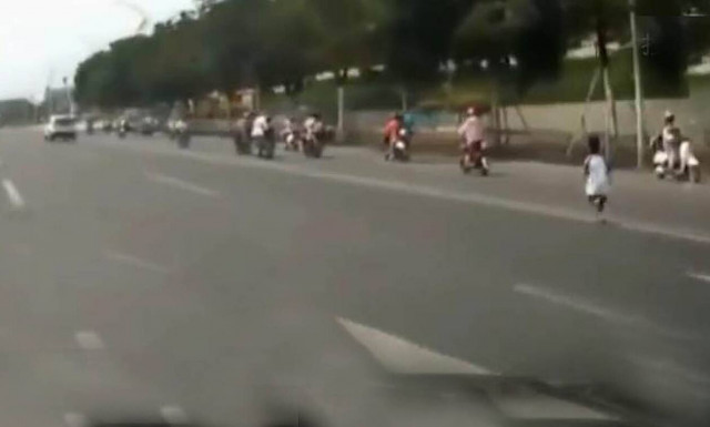 Aπίστευτο: Το παιδί πέφτει από το μηχανάκι και η μητέρα δεν παίρνει χαμπάρι...