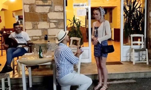 Δείτε βίντεο: Της έκανε πρόταση γάμου στην Κρήτη αλλά εκείνη... ψιλοξενέρωσε!