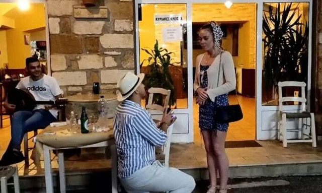 Χανιά: Της έκανε πρόταση γάμου στην ταβέρνα και εκείνη είπε το «ναι» με το... ζόρι