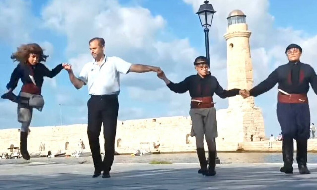 Πιτσιρικάς χορεύει Κρητικά και...πετάει στον αέρα! (Βίντεο)
