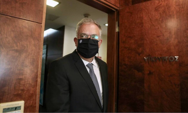 Στο 401 Στρατιωτικό Νοσοκομείο ο Τάκης Θεοδωρικάκος - Επισκέφτηκε τον τραυματία αστυνομικό