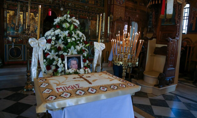 Κρήτη: Πλήθος κόσμου στο μνημόσυνο του Μίκη Θεοδωράκη - Έδωσε τελικά το «παρών» η κόρη του (pics)