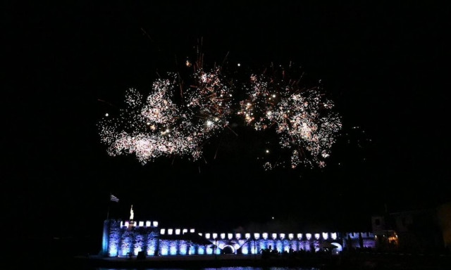 Ναυμαχία Ναυπάκτου: Φωτίστηκε ο ουρανός από τα βεγγαλικά (vid)